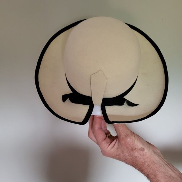 Rosanne ivory felt woman's hat with black trim - Picture 2 of 5